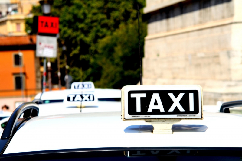 taxis-ST MARTIN DE PALLIERES-min_taxi_auto_rome_road_white-1051610